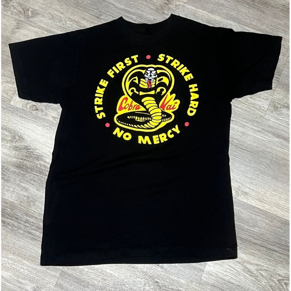 STRIKE FIRST STRIKE HARD NO MERCY‎ Cobra Kai TEE Men's size small